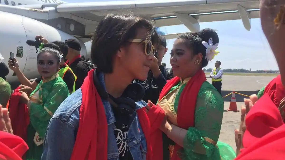 Kacamata Jadi Andalan Iqbaal Ramadhan Tutupi Lelah
