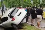 Kecelakaan di Depan Hotel Jalan Edi Sabara Kendari, Mobil Putih Terperosok ke Selokan Usai Tabrakan