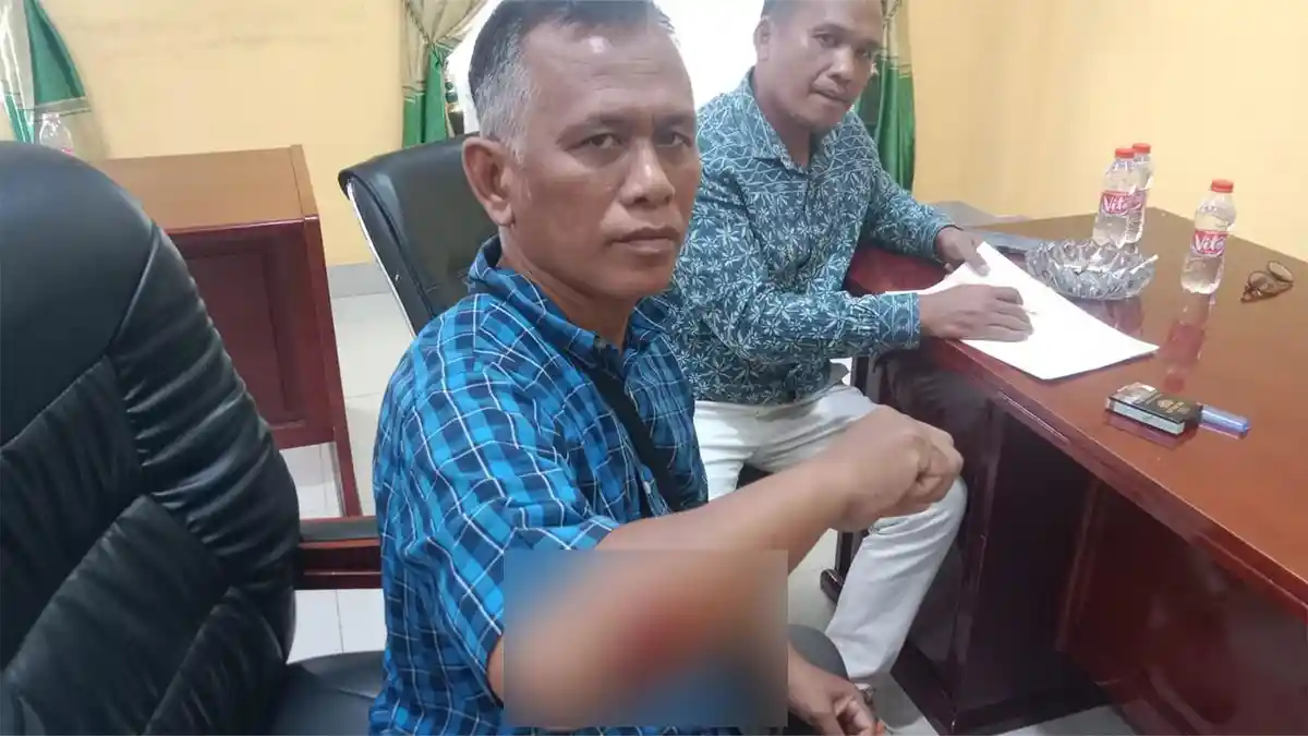 Pengendara Sepeda Motor Terjatuh Akibat Material Banjir di Jalan Nasional Lawe Tua Aceh Tenggara