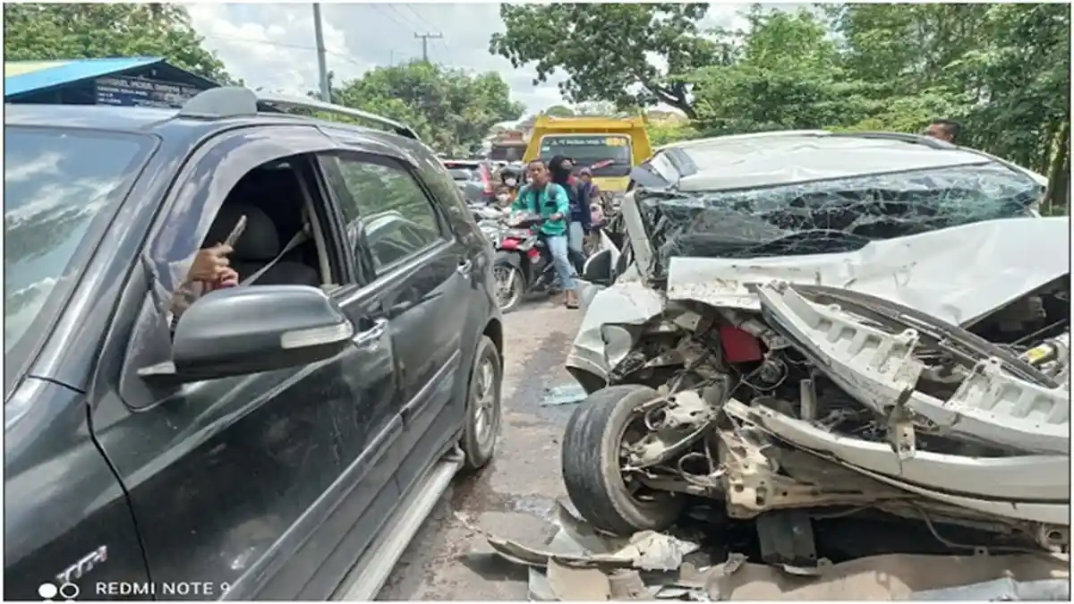 BREAKING NEWS: Kecelakaan di Jalan Indralaya-Prabumulih, Xenia Ringsek Dihimpit Dump Truk