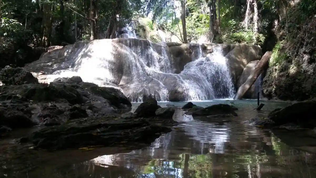 Air Terjun Empat Tingkat Oenesu Kupang-NTT, Segarkan Badan dan Pikiran