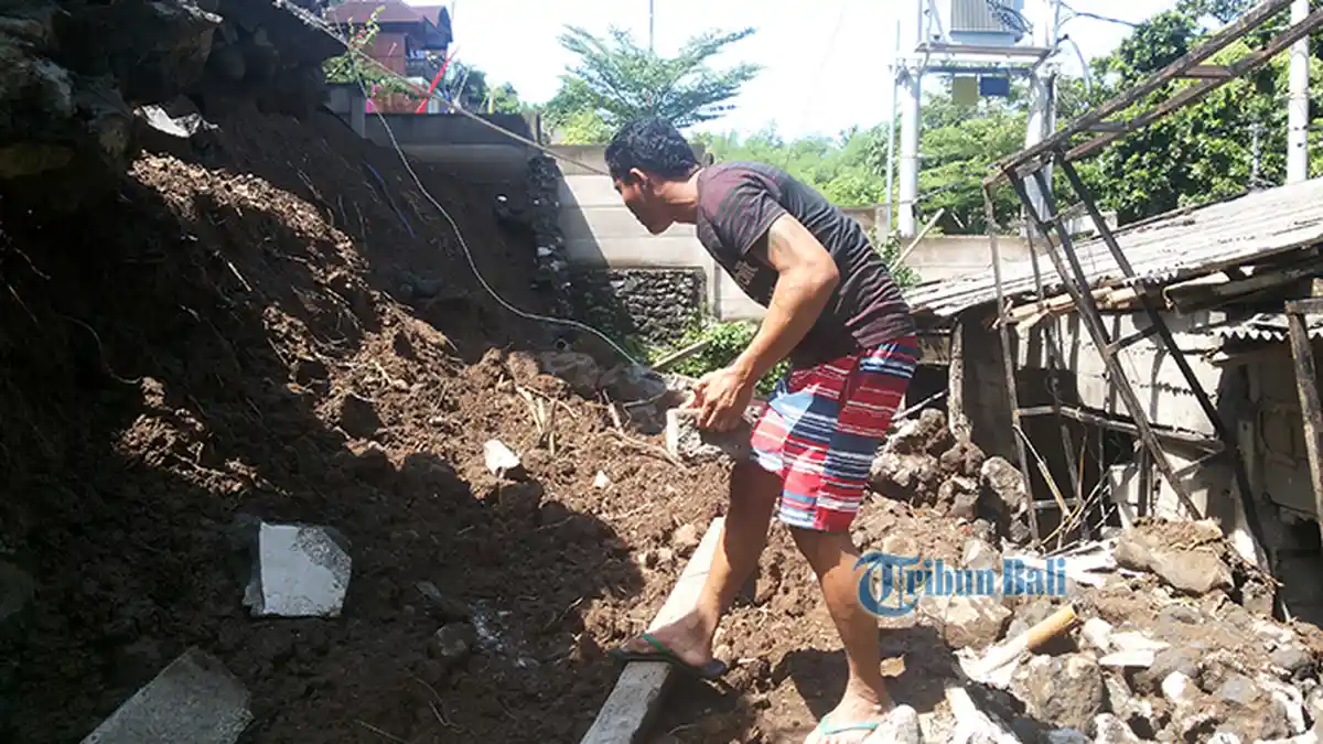 Suara Menggelegar Bikin Warga Buitan Lari Tunggang Langgang, Rumah Dihantam Longsor