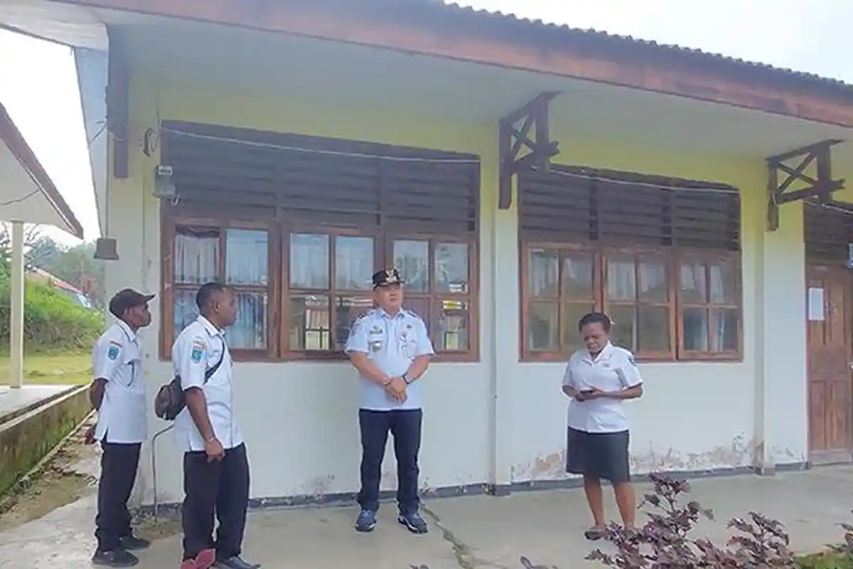 Pj Bupati Maybrat Bernhard Kunjungi 3 SD di Pedalaman Distrik Aifat Utara, Cek Pelaksanaan Ujian