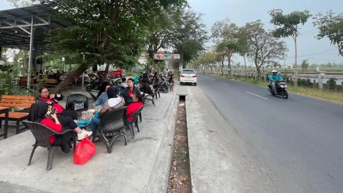 Sensasi Berbeda Warkop Forum Jombang, Menikmati Senja sambil Ngopi di Pinggir Rel Kereta Api