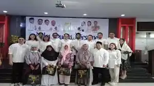 Ketua-BPD-HIPMI-NTT-Ikhsan-Darwis-saat-menyerahkan-paket-berbagi-kasih.jpg