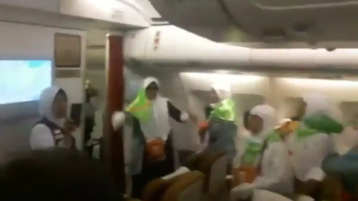 Merinding, Calon Jamaah Haji Peringati Detik-detik Proklamasi di Dalam Pesawat