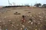 Bocah Bermain di Kanak Banjir Barat yang Kering