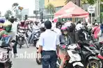 pengecekan-pengendara-motor-yang-melintas-checkpoint-bundaran-waru-pada-hari-pertama-psbb.jpg