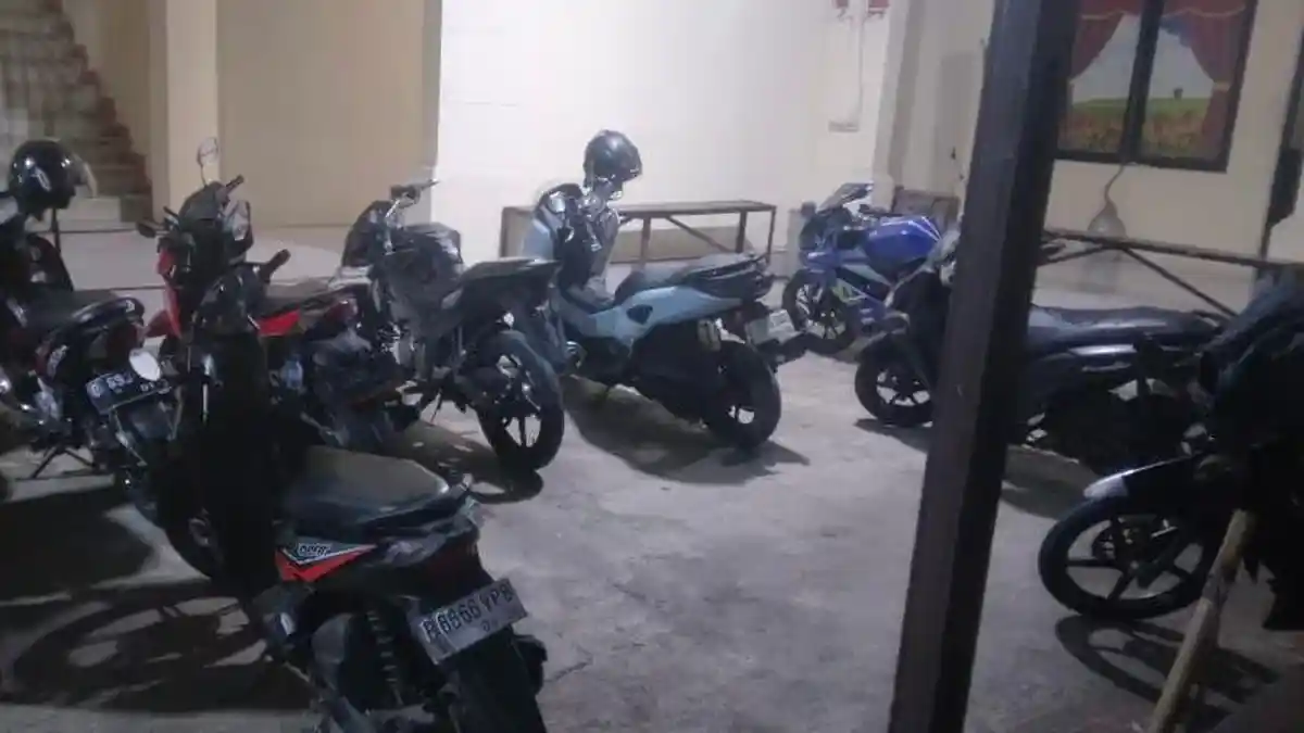 Ada Layanan Gratis, Warga yang Mudik Antusias Titip Kendaraan ke Polsek Mampang Prapatan