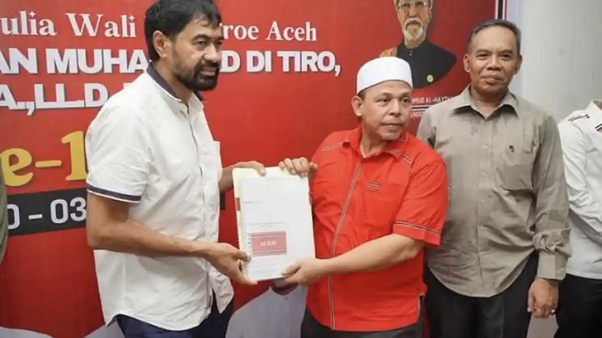 Mualem Serahkan SK Kepengurusan Baru DPP Partai Aceh kepada Sekjen PA Aiyub Abbas