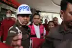 Achsanul Qosasi Kenakan Rompi Merah Muda