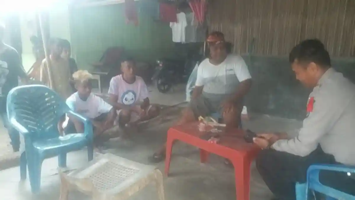 Pengurus Perguruan IKS PS Serahkan Busur dan Panah di Naibonat