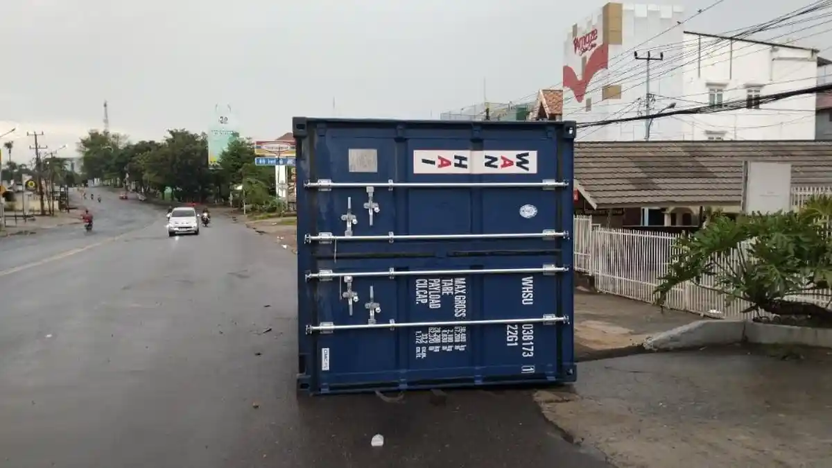 Kecelakaan di Demang Lebar Daun Palembang, Truk Kontainer Tabrak Halte & Warung Makan, 2 Orang Luka