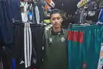 Penjaga-toko-Inayah-Sport-Martapura-Basiri-Jumat.jpg