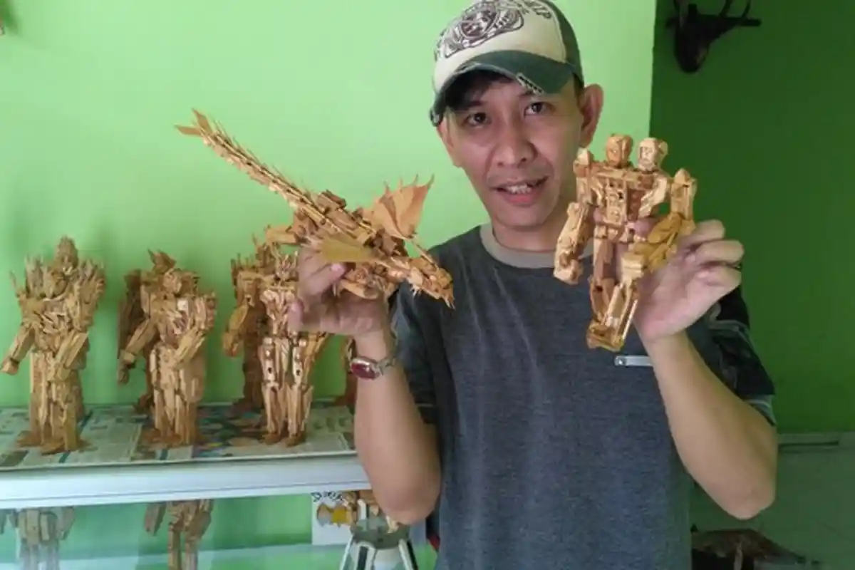 Haryadi Sulap Stik Es Krim dan Korek Api Jadi Optimus Prime Transformer