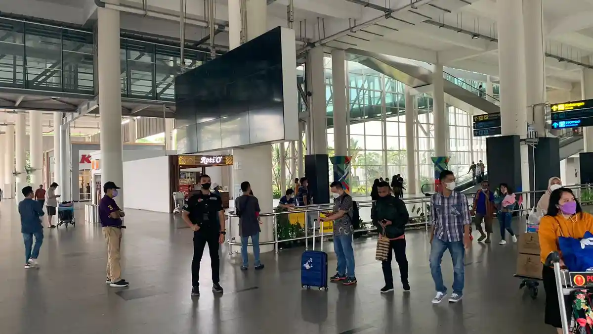 Personil Polsek Kawasan Bandara Kualanamu Awasi penumpang Pesawat dari Luar Negeri