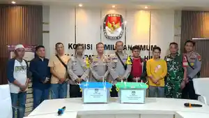 Polsek-Kemuning-kawal-Kotak-Suara-Dari-PPK-Kemuning-Menuju-Gudang-Logistik-KPU-Inhil.jpg