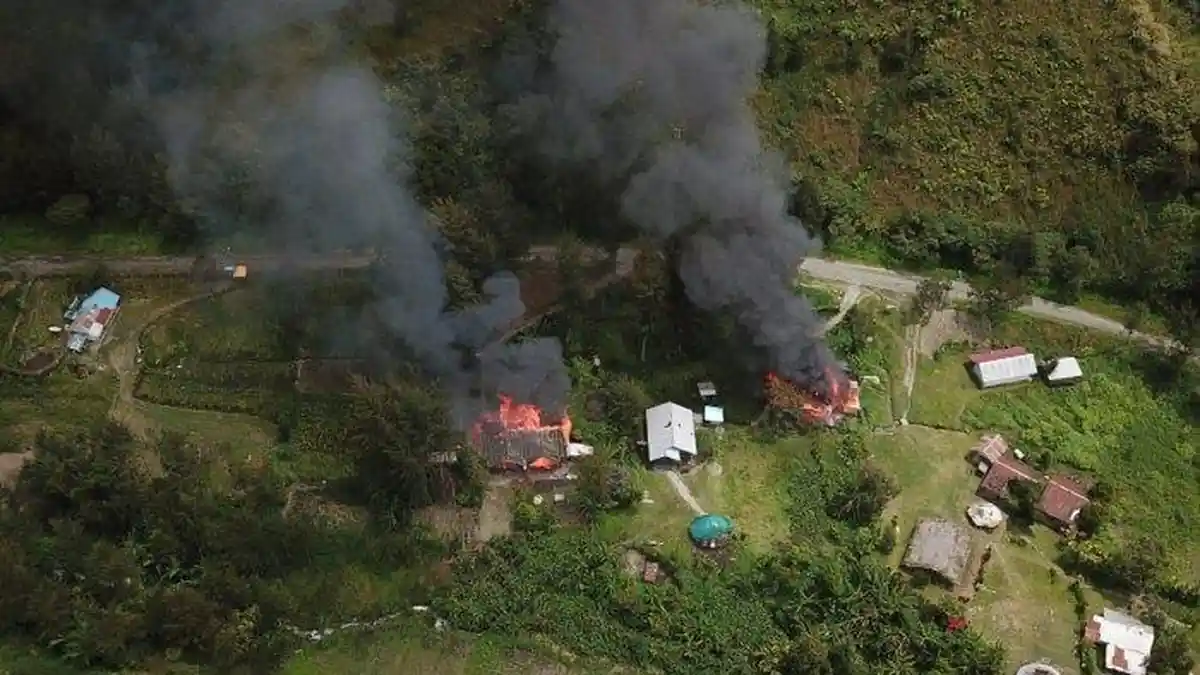 KKSB di Papua Bakar Rumah Kepala Sekolah dan Anggota DPRD Kabupaten Puncak