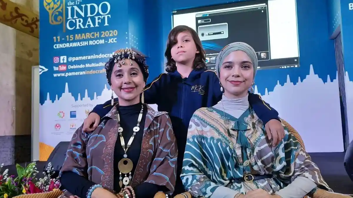Ajarkan Anak Mengerti Musibah, Ayu Azhari Jaga Stok Makanan Selama Wabah Virus Corona