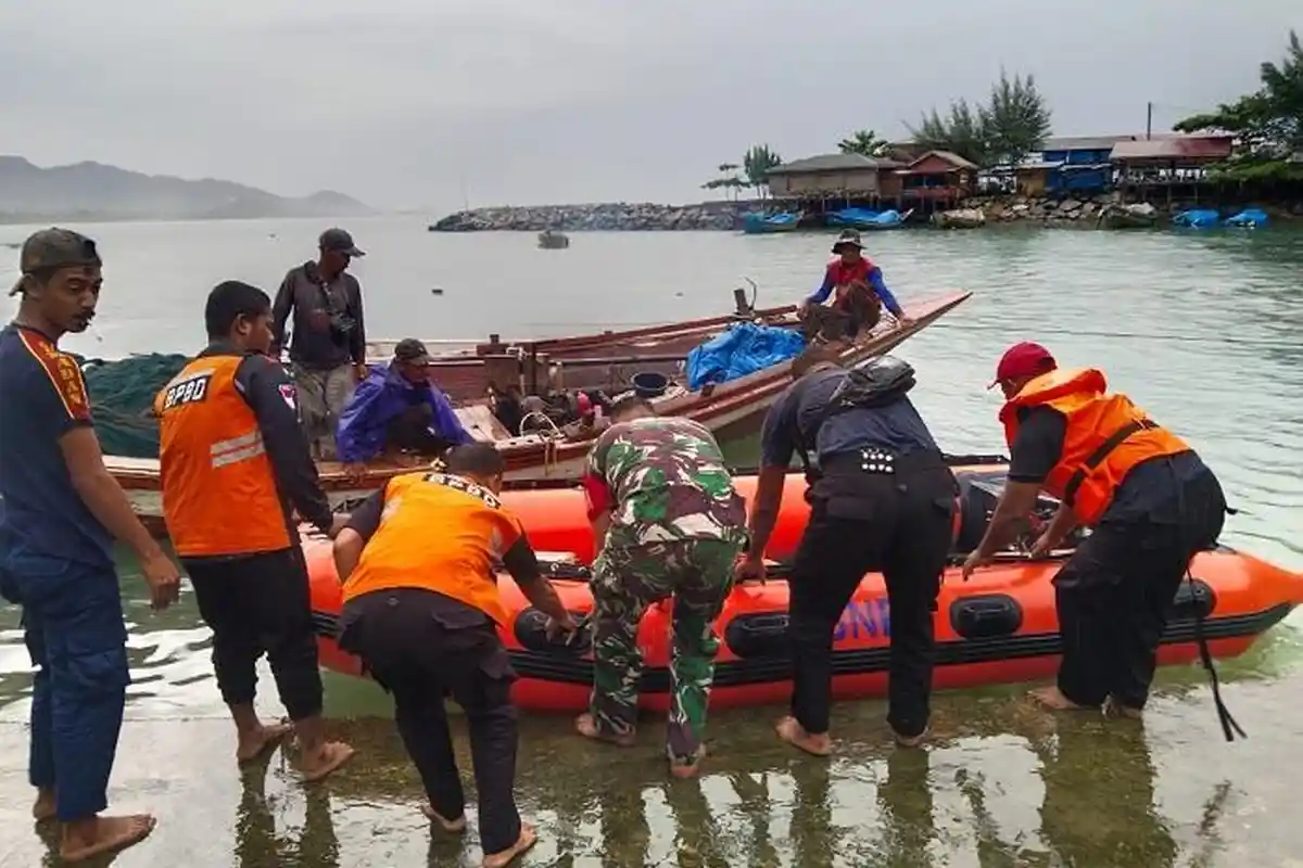Mesin Perahu Rusak, Dua Nelayan Tapaktuan yang Terombang-Ambing di Laut Dievakuasi Tim Gabungan
