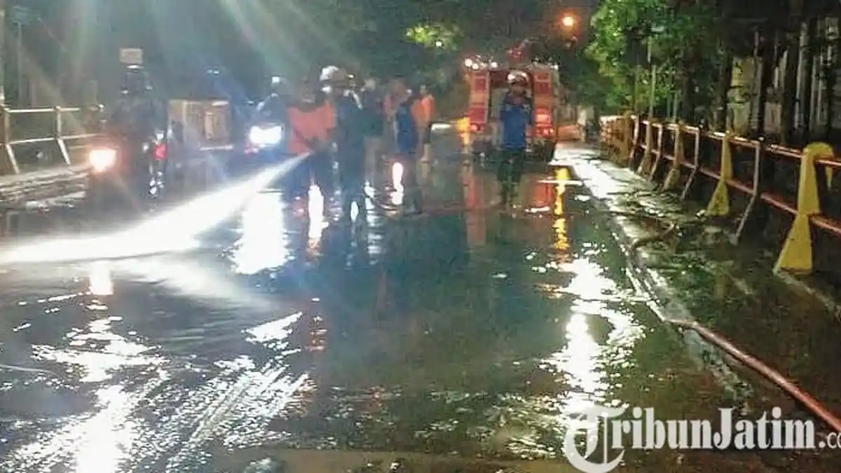 Banjir Melanda Kota Pasuruan, Turunkan Mobil Pemadam Bersihkan Lumpur