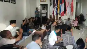 Sujud-syukur-para-pendukung-paslon-Bupati-Wabup-Bangkalan-nomor-urut-01.jpg