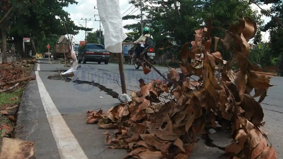 Akibat Proyek Penanggulan Tepian Parit, Jalan Purnama Rusak - tanda-agar-pengendara-tidak-melintas_20170619_134659.jpg
