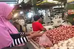 pengunjung-pasar-flamboyan-saat-hendak-membeli-bawang-selasa-752019.jpg