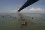 Ribuan Marinir Berenang Melintasi Selat Madura 