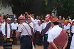 Menkopolhukam-Mahfud-MD-sempat-menari-tarian-Gawi-bersama-di-Kabupaten-Ende.jpg