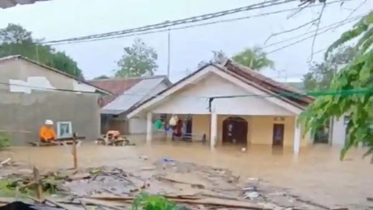 Awal Puasa Ramadhan, Rumah Warga di Babakanmadang Bogor Terendam Banjir
