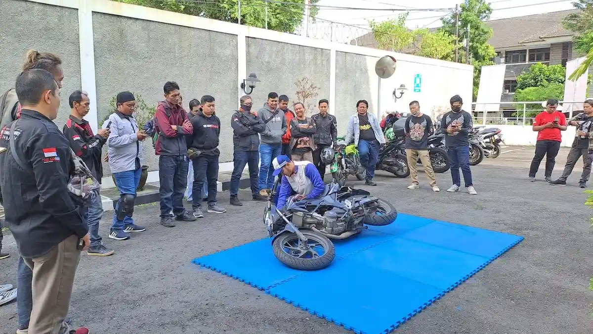 5 Tips Mendirikan Sepeda Motor Jatuh Ala Honda Istimewa