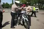 Polisi-mengecek-surat-berkendara-pengendara-sepeda-motor-dalam-Operasi-Zebra-Semeru.jpg