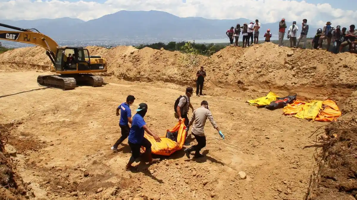 Jenazah Korban Gempa Palu Dimakamkan Secara Massal