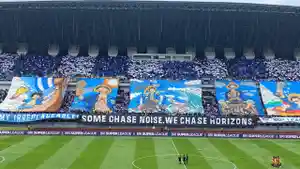 koreo-dari-Bobotoh-yang-berada-di-tribun-timur-dan-Utara-Stadion-GBLA.jpg