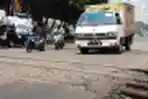 Jalan Pintu Perlintasan Kereta Api Mas Mansyur Rusak