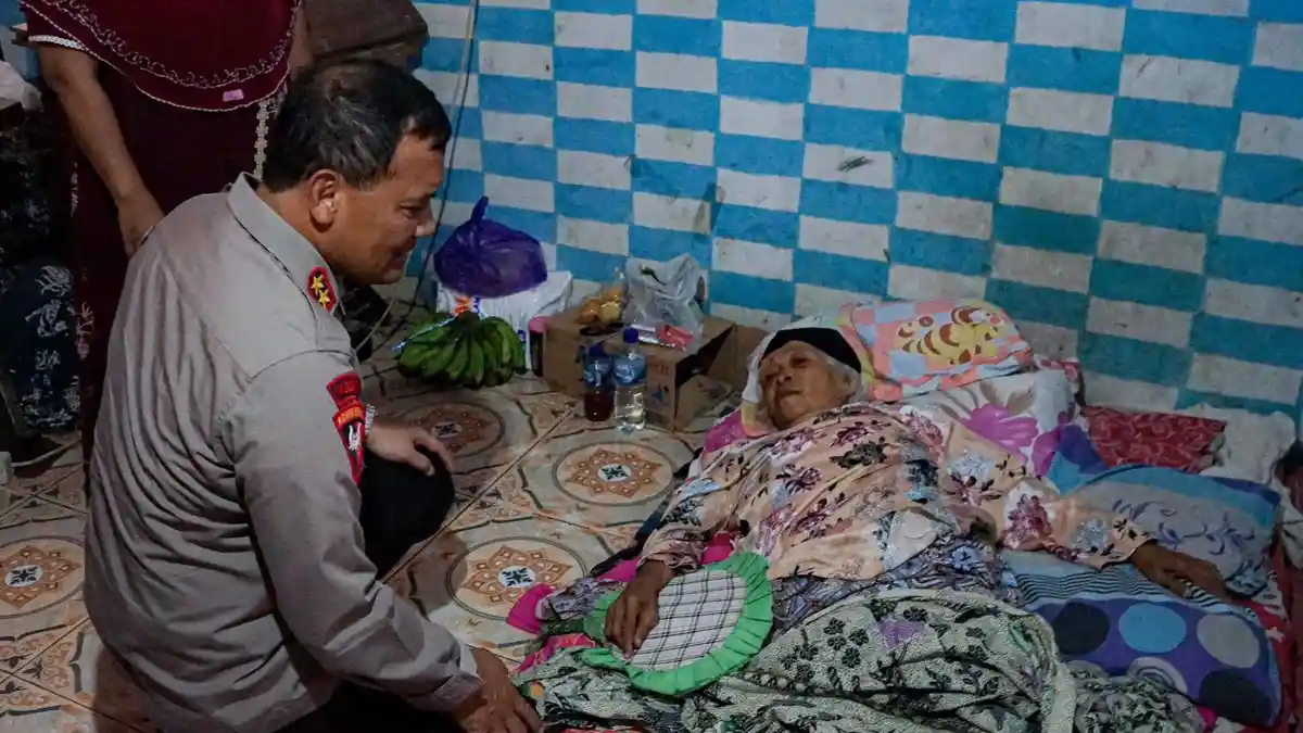 Irjen Pol Ahmad Luthfi Peduli Gempa Batang: Dapur Umum, Ribuan Sak Semen, hingga Trauma Healing