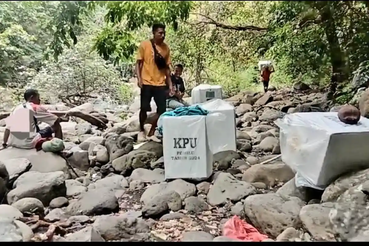 Lipsus - Petugas KPPS di Ngada Lima Jam Naik Turun Bukit