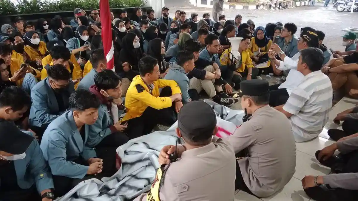 Mahasiswa UPI dan Ikopin yang Berunjuk Rasa Duduki Gedung DPRD Sumedang, Tolak Pembagian Snack