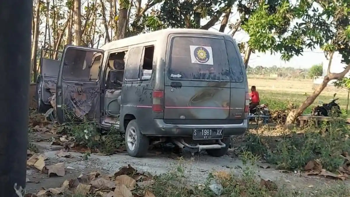 Mobil Suzuki Carry Terbakar saat Isi Bensin di SPBU Mojoagung Jombang, Sopir Terluka, Ada Jerigen