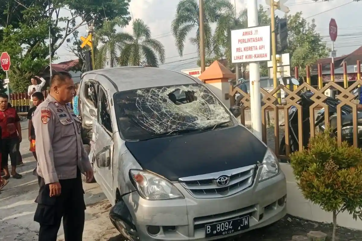 Minibus Tertabrak Kereta Api di Padang, Tiga Pria Luka-luka