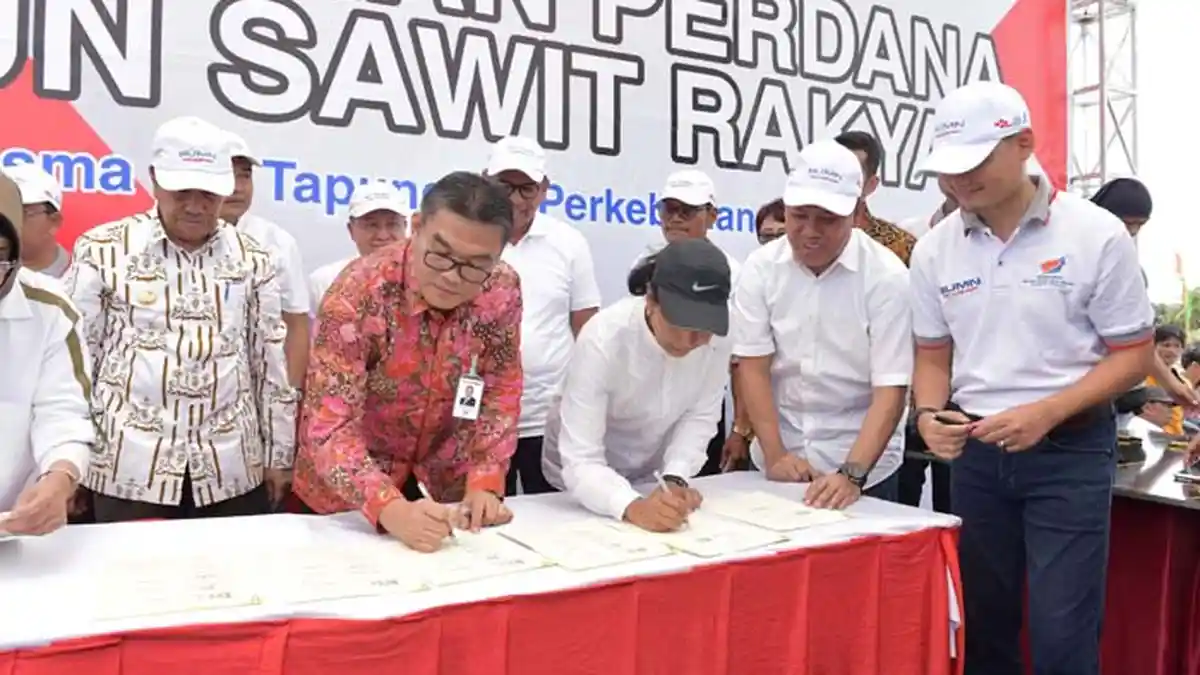 Dirut Bank Riau  Irvandi Gustari Kepri Teken MOU Bersama Menteri BUMN Rini Soemarno