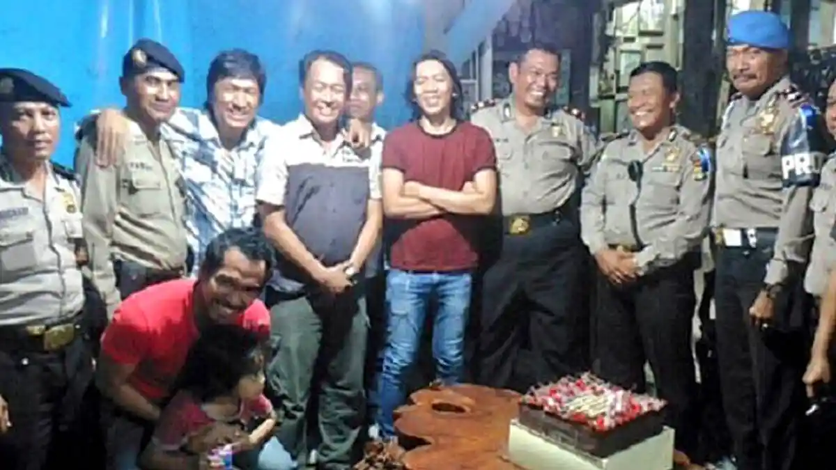Kejutan! Aparat Polsek Pancoran ke Markas Slank Cari Bimbim, Ada Apa?