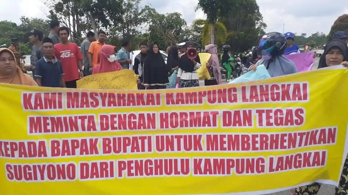 BREAKING NEWS: Kasus Mesum Kades Kampung Langkai Berujung Demonstrasi Warga