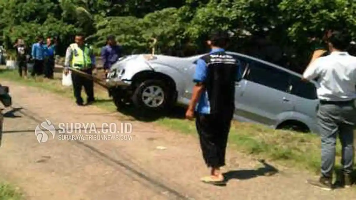 Gara-gara Injak Pedal Gas Mobil Bu Guru Tercemplung ke Sungai