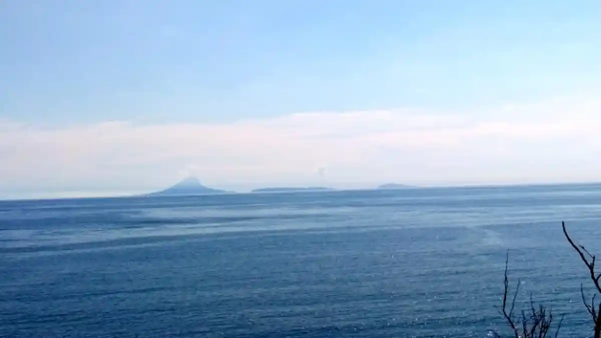 Gunung Anak Krakatau Keluarkan Asap Putih Berbentuk Cendawan