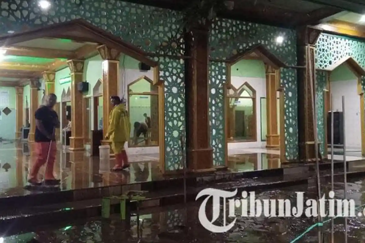 Hujan Deras Berjam-jam, Bojonegoro Disapu Banjir Bandang dengan Ketinggian Capai Satu Setengah Meter