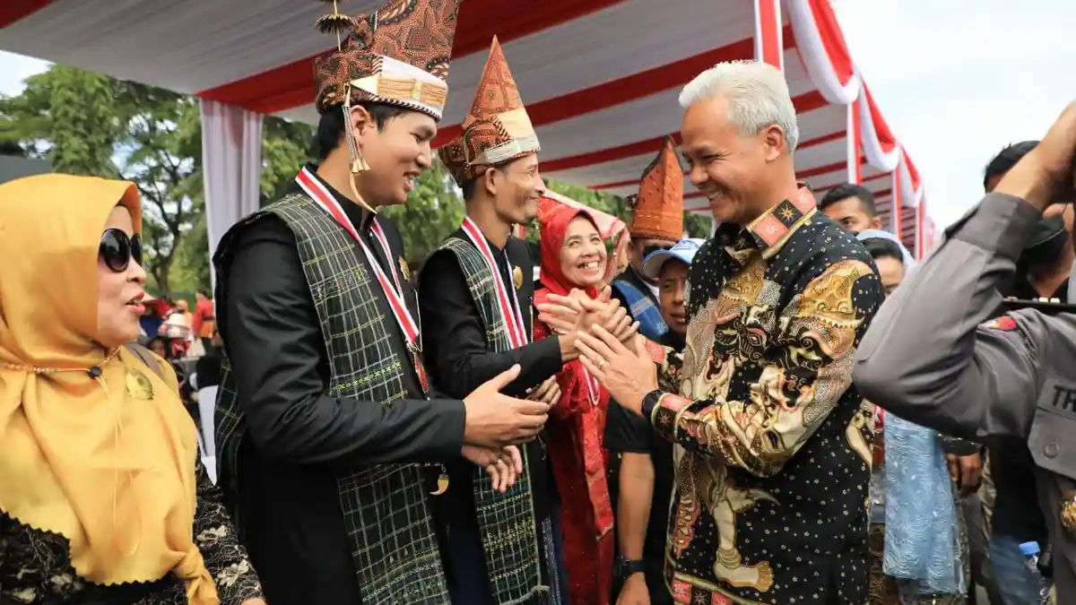 Pawai Festival Adat Budaya Nusantara II Berlangsung Meriah