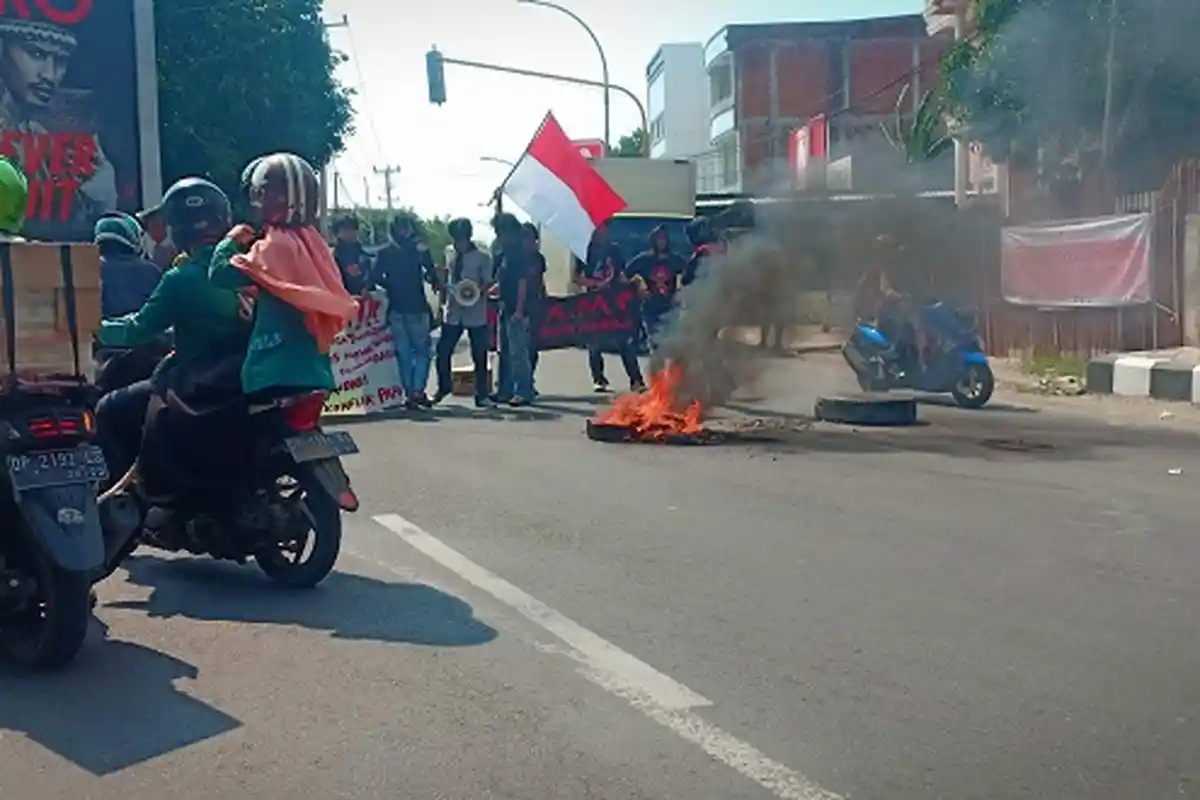 BREAKING NEWS: Gerakan Aktivis Mahasiswa Bakar Ban Bekas di Jl Jenderal Sudirman Parepare