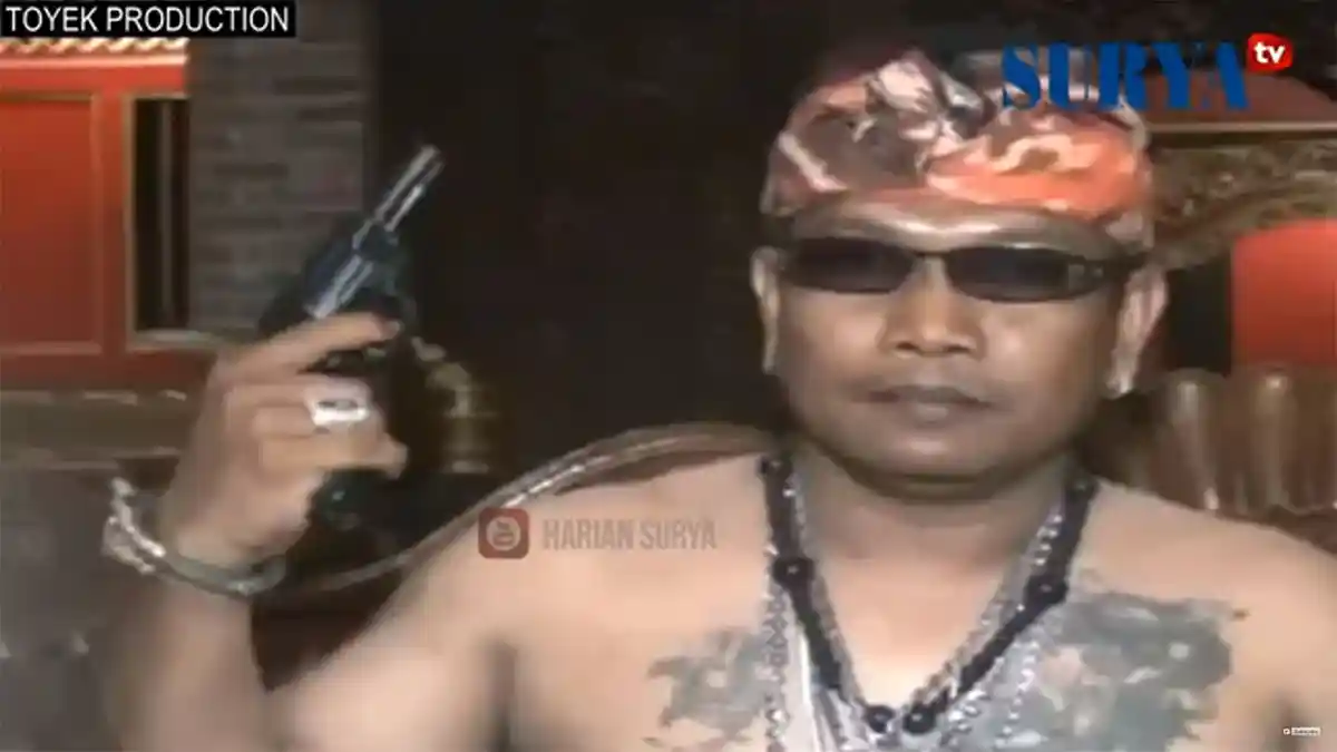 HEBOH. Pria Bertato Mirip Pak Lurah di Mojokerto Ini Tidur di Atas Uang